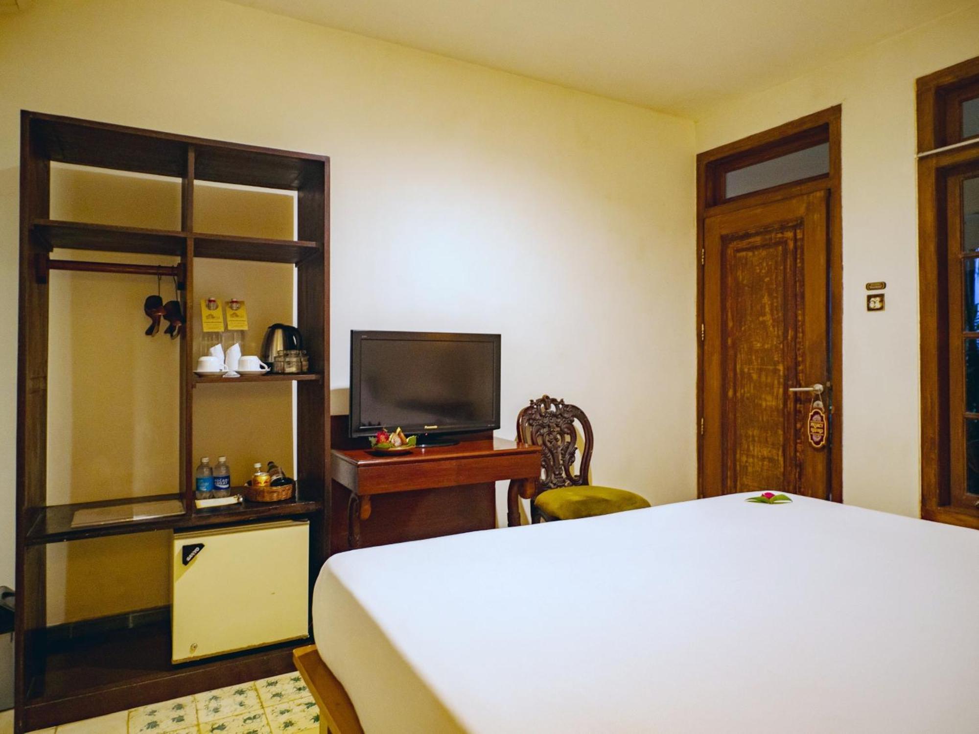 Hotel Tugu Blitar Buitenkant foto