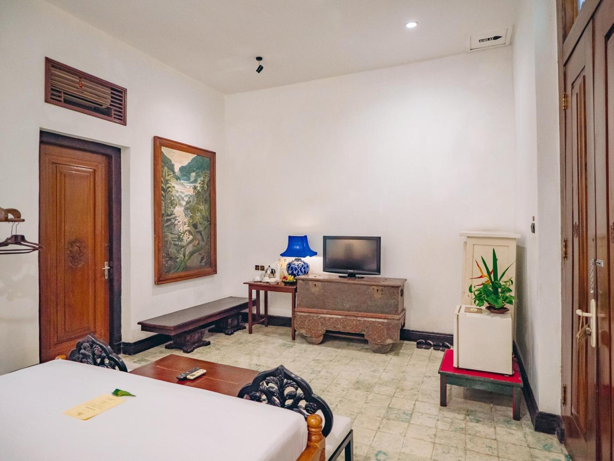 Hotel Tugu Blitar Buitenkant foto